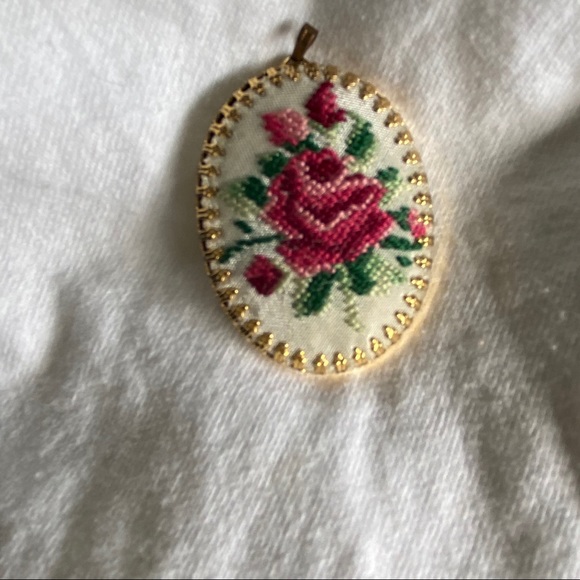Embroidered pendant - Picture 2 of 5